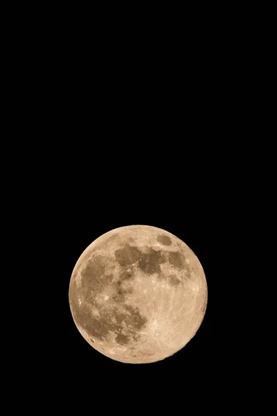 Bella luna piena con morbido colore giallo e crateri visibili — Foto Stock