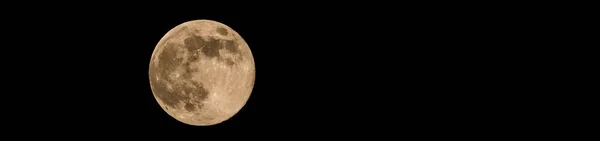 Foto di luna piena con colore giallo tenue e crateri visibili — Foto Stock