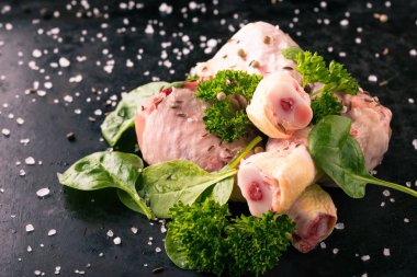 Yeşil ıspanak ve baharat ile çiğ tavuk budu