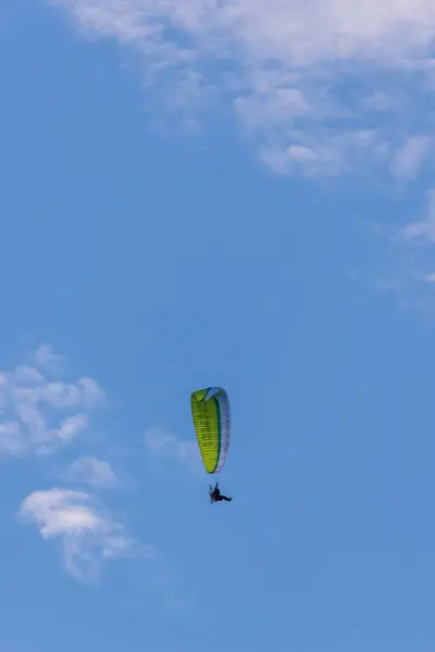 The paraglider with green wing and motor on back — Stock Photo, Image