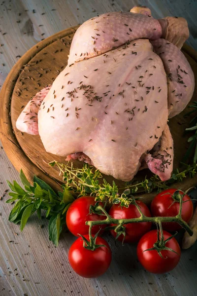 Kimyon baharat ve domates ile bütün tavuk