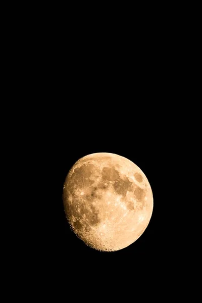 Luna d'oro con solo un piccolo pezzo in ombra — Foto Stock