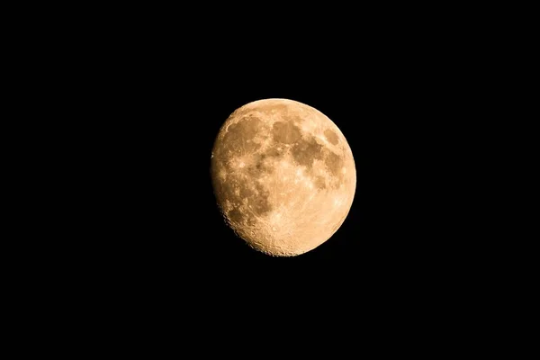 Lua dourada agradável com apenas um pequeno pedaço na sombra — Fotografia de Stock
