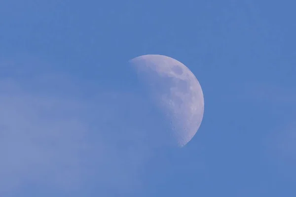 Meia lua branca com nuvem no lado — Fotografia de Stock