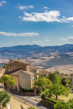 Rustik evin önünde kırsal Toskana eski şehir dışında