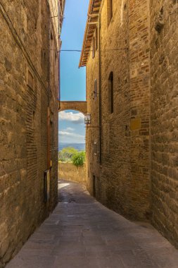 Tuf taş eski Toskana sokaktan kırsal yoluyla görüntüleme