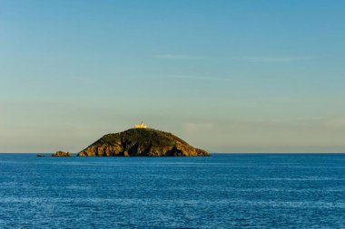Akdeniz küçük ada Tuscany kıyısından küçük fort ile