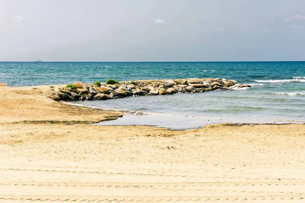 Blick vom Sandstrand auf das blaue Meer — Stockfoto