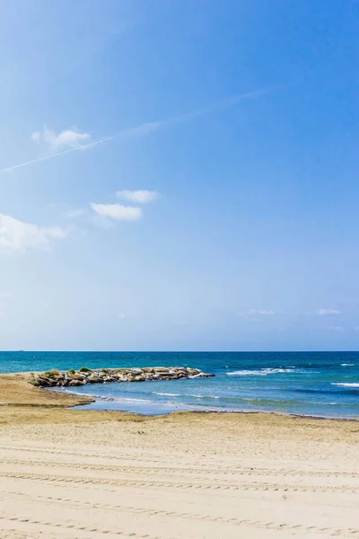 Blick vom Strand von Follonica auf einen steinernen Wellenbrecher — Stockfoto