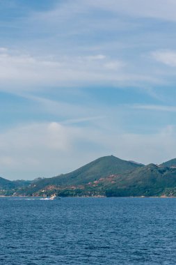 Arka planda Tuscany dağlar denize sıfır bir teknede