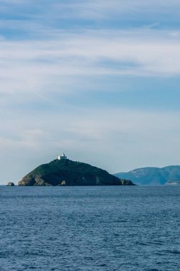 Fort üstünde belgili tanımlık tepe ile Livorno harbour yakınındaki küçük ada