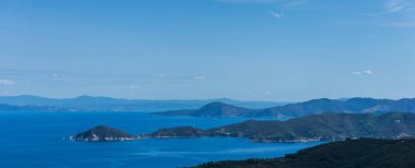 Elba Adası Marciana Marina yakınındaki birkaç kayalıklarla