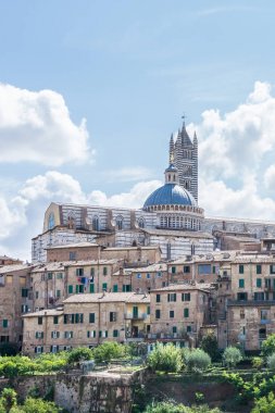 Siena Şehri diğer tarihi binaların arkasında ünlü katedral görüntüleyin