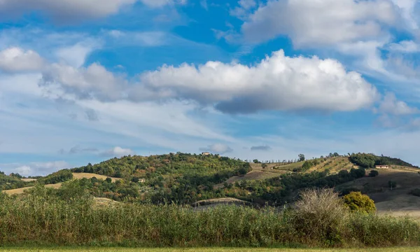 Toskana İtalya tepelerde yakınındaki Saturnia Irmak kolları ile kırsal ülkeye görüntülemek