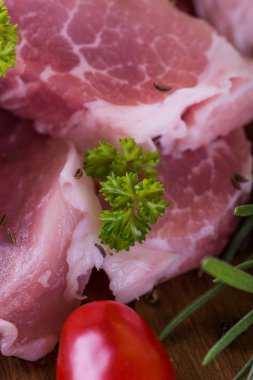 Maydanoz dallar arasında uzun domuz eti dilim