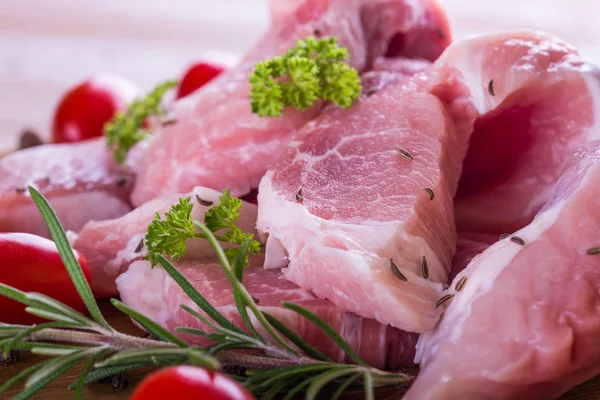 Kaç uzun dilim domates ile ahşap tahta üzerinde domuz eti