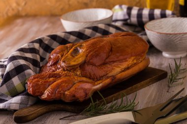 Mutfak gereçleri ile domuz eti kesme tahtası üzerinde füme