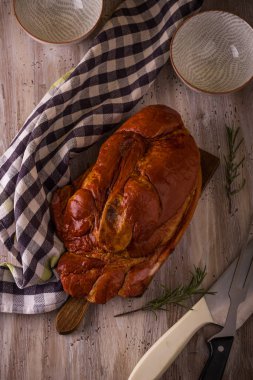 Füme domuz eti mutfak gereçleri ile kesme tahtası üzerinde üzerinde Üstten Görünüm