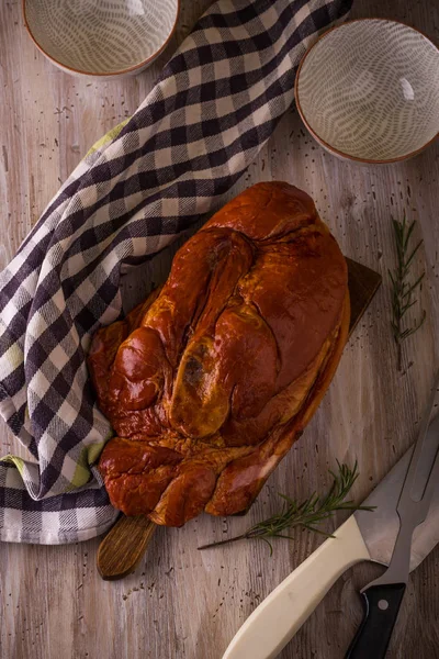 Füme domuz eti mutfak gereçleri ile kesme tahtası üzerinde üzerinde Üstten Görünüm