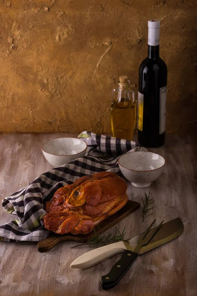 Uzené vepřové maso na prkénku s nádobím a červeným vínem — Stock fotografie