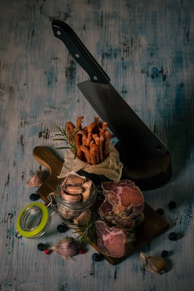 Sušené maso z italské divočáka na prkénku s kořeněné klobásy a česnek — Stock fotografie