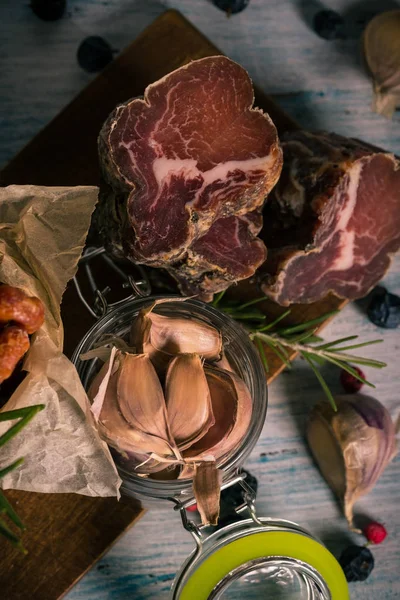 İtalyan yaban domuzu sarımsak ile kesme tahtası üzerinde kurutulmuş et üzerinde Üstten Görünüm