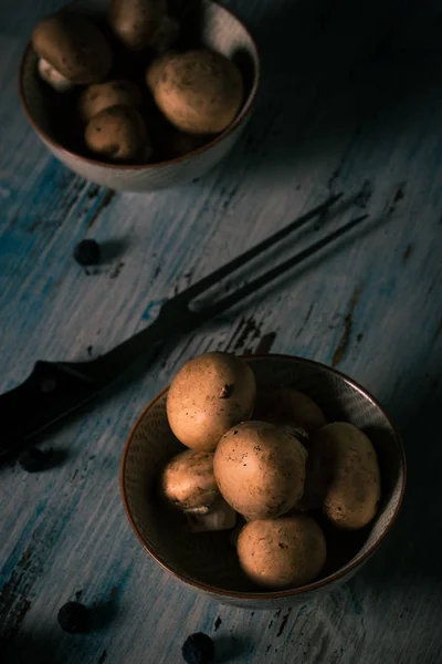 Ciuperci brune în boluri pe tablă de lemn de epocă — Fotografie, imagine de stoc