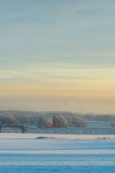 Vista para a paisagem de inverno poucos minutos após o nascer do sol — Fotografia de Stock