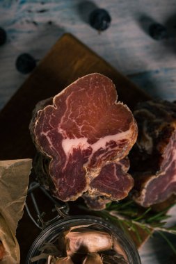 İtalyan yaban domuzu sarımsak cam ile kesme tahtası üzerinde kurutulmuş et üzerinde Üstten Görünüm