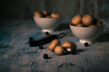 Ahşap tahta üzerinde dökülen kahverengi yenilebilir mantar