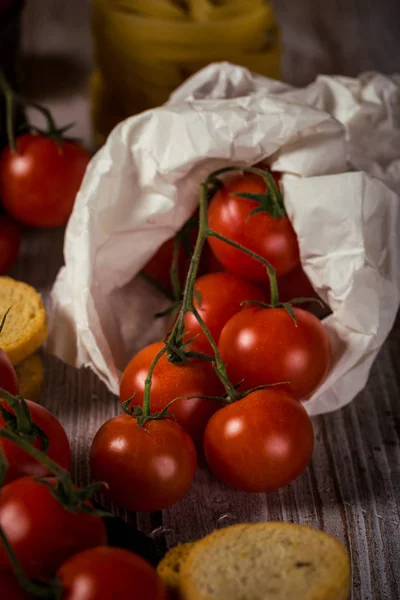 Pequeños tomates cherry en bolsa de papel con bruschetta —  Fotos de Stock