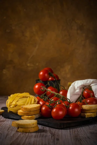 小红樱桃西红柿在几枝 bruschetta — 图库照片