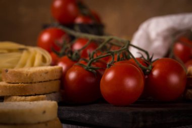 Ahşap tahta bruschetta sulu taze kırmızı domates