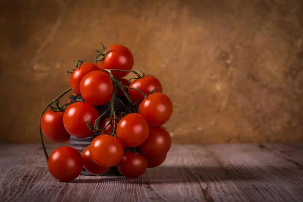 Jugosos tomates rojos frescos sobre tabla de madera en estaño vintage —  Fotos de Stock