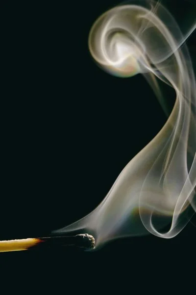 Gyufaszál megégett fejjel és füsttel — Stock Fotó