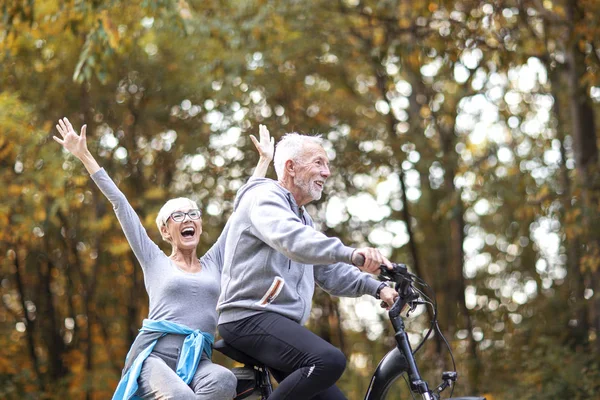 Senor copule i parken med cykel — Stockfoto