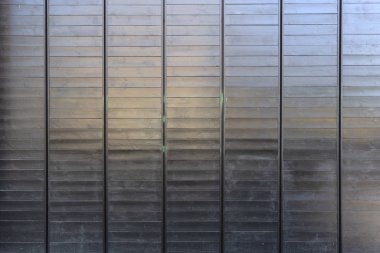 Arkaplan olarak parlak metal yapı