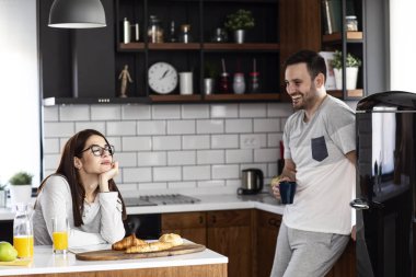 Sabah kahvaltısı yapan çift mutfakta.