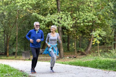 Aktif emeklilerin halk parkında boş vakitleri var