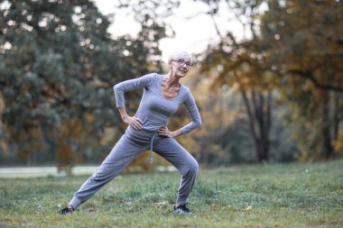 Yaşlı emekli halk parkında dinleniyor.
