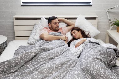 Sabah yatakta yatan genç çift