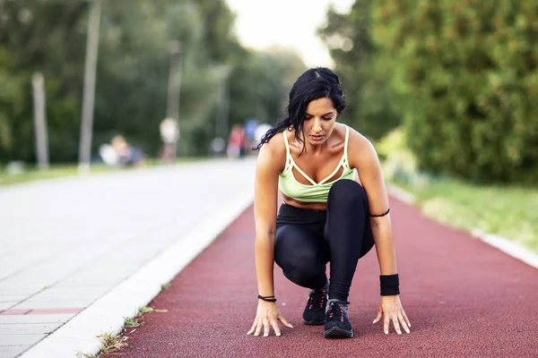 Γυμναστική γυναίκα σε αθλητική άσκηση στο tartan κομμάτι — Φωτογραφία Αρχείου