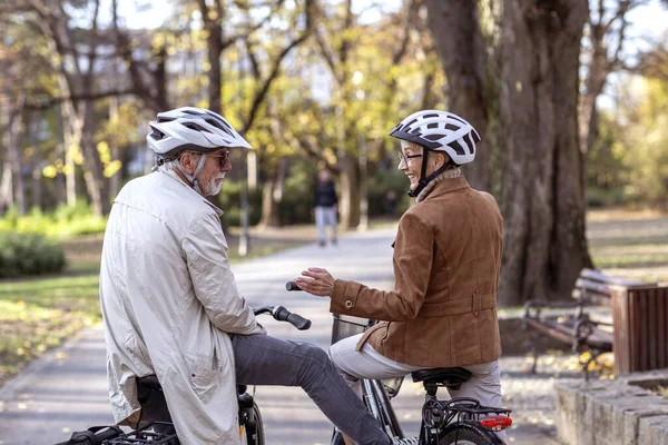 Γριά γυναίκα και ο άνθρωπος στο πάρκο με ποδήλατα — Φωτογραφία Αρχείου