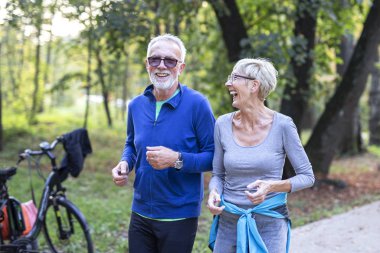 Parkta koşan yaşlı bir çift.