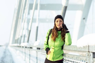 Spor kızı egzersizden sonra mola veriyor.