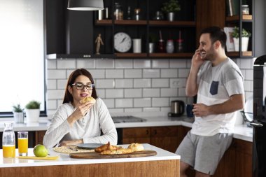 Genç çift kahvaltısını yaptı.