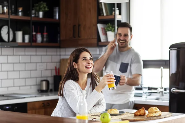 Pareja joven en la cocina con desayuno — Foto de Stock