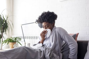 Kadın yatakta virüslü ve yüksek ateşle yatıyor.