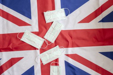 İlçedeki salgını korumak için koruyucu maskeli Büyük Britanya bayrağı