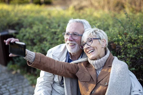 Park 'ta selfie çeken iki yaşlı çift.